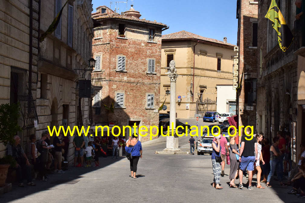 la partenza da Piazza Savonarola